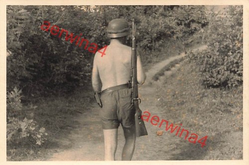 Soldato nudo con elmetto - , in