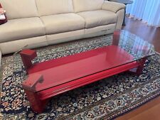 tavolino salotto con ripiano in cristallo e struttura in legno laccata rosso