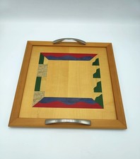 Eclettico e moderno vassoio in legno colore ciliegio con decorazioni geometriche