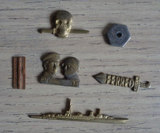 LOTTO DISTINTIVI E FERMAGLI -