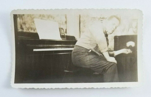 Foto epoca uomo che alza - foto, d'epoca
