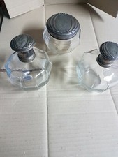 tris di vasetti in vetro con