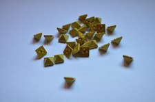 Borchie piramidali in plastica