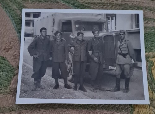 Soldati con camion foto - camion,