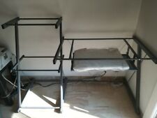 Scrivania da PC in ferro con ripiani in vetro