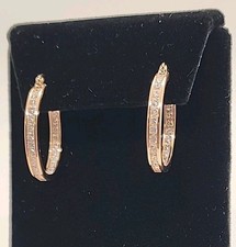 Orecchini a cerchio bianchi