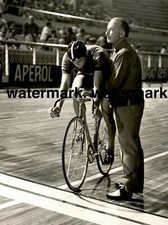 Fotografia originale, Giovanni Pettenella/pistard sorretto da Guido Costa 1968ca