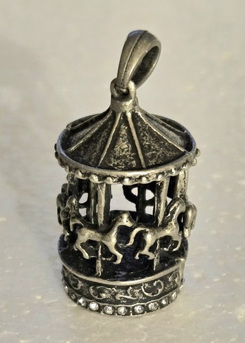 Collana con ciondolo giostra