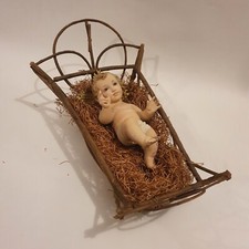  Gesù Bambino antico gesso con  occhi di  vetro  e culla originale 