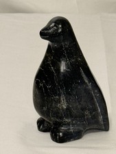 Pinguino in pietra nativi