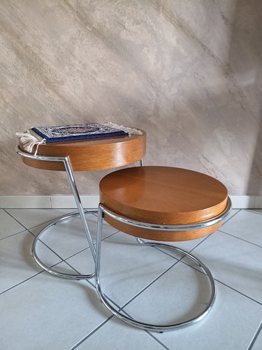 Due sgabelli con - , in