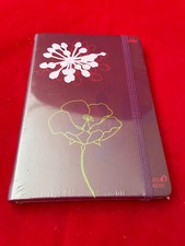 Quo Vadis, rubrica , 10x15cm, colore viola con motivi floreali stilizzati