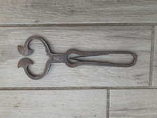 antica pinza vecchia di ferro forse per rompere blocchi di zucchero