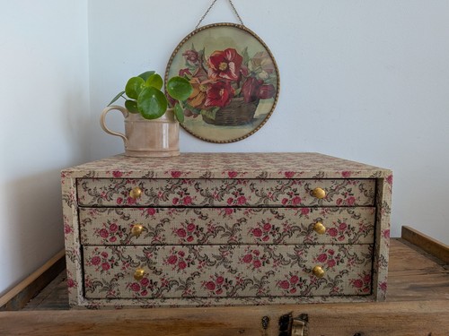 Cassettiera rosa floreale