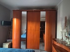 Camera da letto usata, in legno. Armadi, cassettiera specchio e  letto