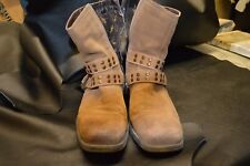 stivaletto pelle scamosciata con cerniera laterale anelli e borchie mai indossat