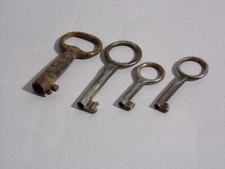 LOTTO  VECCHIE CHIAVI D'EPOCA IN FERRO cassette di sicurezza, salvadanai vintage