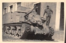 12-90A) FOTOGRAFIA MILITARE RITRATTO SU CARRO ARMATO CINGOLATO
