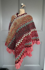 Poncho rosso lavorato a maglia