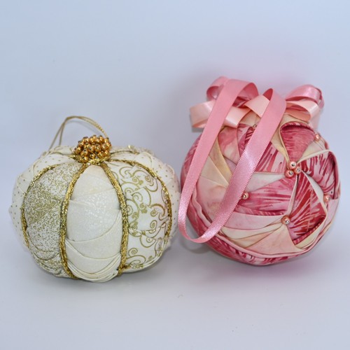 Ornamenti trapuntati fatti - , a