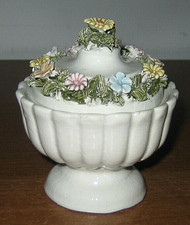 VASO in ceramica BASSANO con coperchio decorato con fiori a rilievo - Vintage