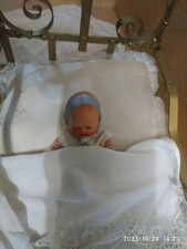 Culla con bambino completa di accessori finamente curati  Primi '900  32x15x22cm