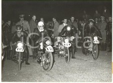 1953 MILANO - TARANTO MOTOCICLISMO Partenza di alcuni piloti Classe 125 Foto