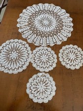 Gruppo di n. 5 CENTRI  VINTAGE FATTI A MANO ALL'UNCINETTO COL. BEIGE ABBINABILI