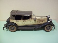 Modello grande di auto in latta