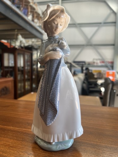 Nao statuina porcellana
