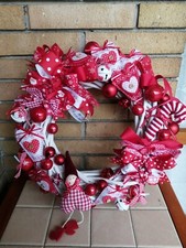 Ghirlanda Corona natalizia fuori porta rossa bianca su base di legno intrecciato