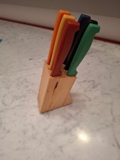 6 posate acciao colorate con ceppo  6 coltelli in acciao  Manico platificato col