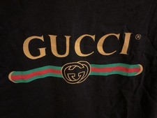 T-shirt nera con logo