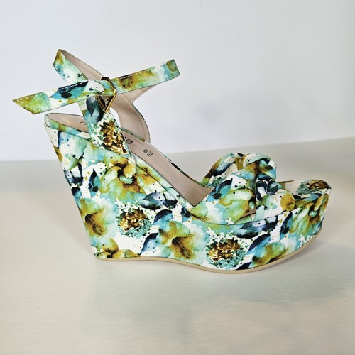 Sandali con zeppa floreale
