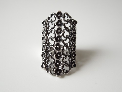 Anello largo con - con, motivo