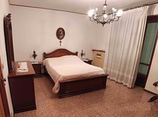 Camera da letto in legno massello con armadio, cassettiera e comodini