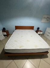 stanza da letto completa di armadio comodini e abat jour  bianca, e marrone, 