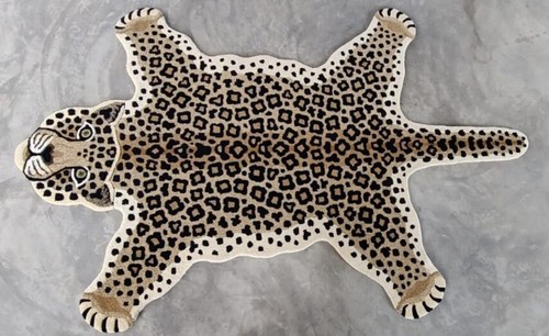 Tappeto leopardato forma di - a,