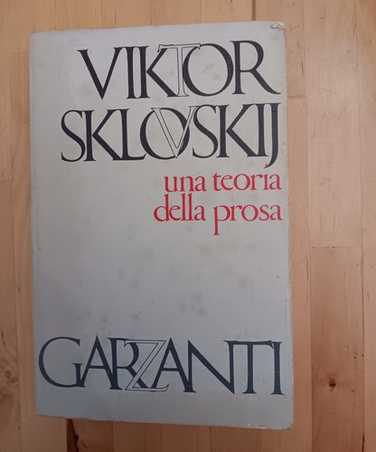 Una teoria della - della, di
