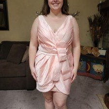 Abito nuovo con etichette