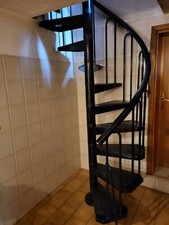 Scala a chiocciola in acciaio e ferro; marca Albini e  Fontanot; colore nero.