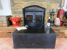 Vecchia cassapanca antica in pino, baule portaoggetti vintage in legno, scatola coperta, tavolino.