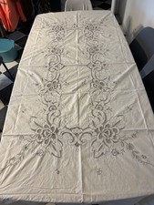 Stupenda tovaglia ricamata a