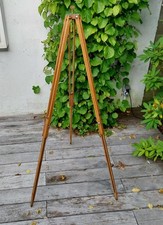 Vecchio treppiede in legno