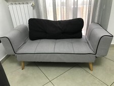 Piccolo divano letto in tessuto grigio 