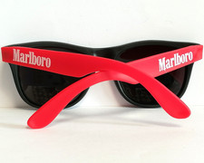 Occhiali da sole in plastica