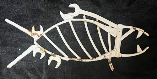 Assemblaggio pesce metallo - pesce,