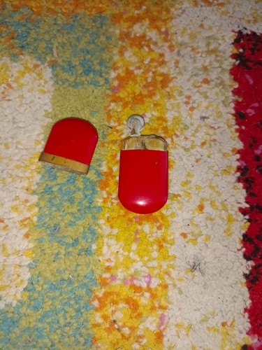 Vecchio accendino rosso - vecchio,