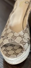 Scarpe Slingback Cinturino In Tessuto Monogram GG Beige Con Zeppa Sandali