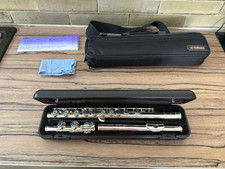 Flûte Yamaha YFL-282 , bel état , très peu servi .
